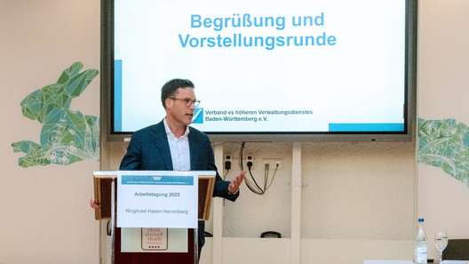 Manuel Hagel am Pult