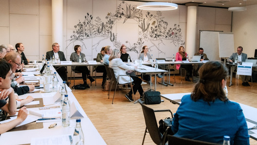 Konferenzraum besetzt mit Mitgliedern des VHV